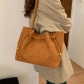 Grande borsa tote in pelle scamosciata color caramello con dettagli a coulisse - Marrone