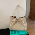Borsa tote beige in pelle scamosciata stile lazy con coulisse e dettagli in metallo oro - Bianco Sporco