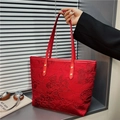 Große rote Tote-Tasche mit floralem Jacquard-Muster und Metallnieten-Details - Geprägtes Blumen-Jacquard / Burgunderrot