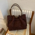 Borsa tote in camoscio testa di moro con coulisse e dettagli dorati per look quotidiano - Marrone