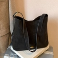Sac à bandoulière noir mat minimaliste avec détails dorés et grande capacité femme - Noir
