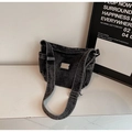 Detail van de gewassen zwarte denim crossbodytas met zilveren plaat en verstelbare riem - Zwart