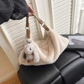 Elegante borsa hobo in ecopelliccia crema con tracolla marrone e ciondolo a coniglio - Con Ciondolo / Albicocca