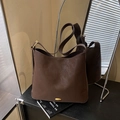 Grand sac cabas marron foncé en cuir avec détail en métal doré et bandoulière - Marron