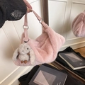 Borsa a spalla in ecopelliccia rosa con tracolla in pelle e ciondolo coniglio peluche - Con Ciondolo / Rosa
