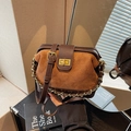 Borsa a mano vintage in pelle scamosciata marrone con cuciture a rombi e catena - Marrone