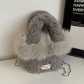 Graue Plüsch-Handtasche aus Lammwolle mit silberner Perlenkette und weicher Textur - Grau