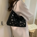 Sac hobo en daim noir avec œillets rivetés argentés et bandoulière en cuir marron - Noir