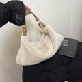Borsa a tracolla chic in peluche crema con manico in ecopelle marrone e anelli d'argento - senza ciondolo / Bianco