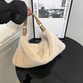 Borsa hobo chic in pelliccia sintetica crema con manico in pelle marrone e anelli - senza ciondolo / Albicocca