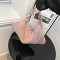 Borsa a tracolla in pelliccia sintetica bicolore rosa e lilla con manici in pelle e anelli - senza ciondolo / Rosa