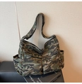 Dettaglio della borsa a tracolla in tela mimetica con tasche multiple funzionali - Verde Mimetico