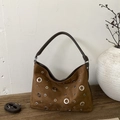 Sac bandoulière en daim marron foncé avec œillets argentés et sangle réglable - Marron