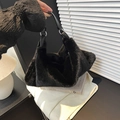 Borsa a tracolla in ecopelliccia nera con manici in PU lucido e anelli argentati - senza ciondolo / Nero