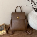 Zaino vintage in pelle marrone caramello con chiusura girevole dorata e design sobrio - Marrone