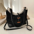 Borsa di peluche nera con bordo in pelliccia sintetica bianca e chiusura in legno - Nero