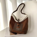 Borsa a tracolla marrone in scamosciato con bordo in pelliccia sintetica bianca - Marrone