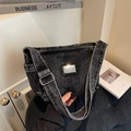 Borsa a tracolla in denim lavato grigio scuro vintage con fibbia e placca metallica - Nero
