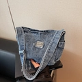 Borsa a tracolla in denim lavato blu con ampia tracolla regolabile e placca in metallo - Blu