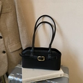 Schwarze matte Vintage-Schultertasche mit goldener Schnalle auf einem Koffer - Schwarz ohne Anhänger