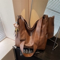 Große braune Leder-Umhängetasche im Vintage-Stil mit niedlichem Bären-Anhänger - Mit Anhänger / Braun