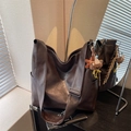 Dunkelbraune Hobo-Tasche mit großem Fassungsvermögen und niedlichem Bären-Anhänger - Mit Anhänger / Kaffeebraun