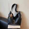 Große schwarze Leder-Hobo-Tasche mit süßem Bärenanhänger und breitem Schultergurt - Mit Anhänger / Schwarz