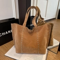Borsa tote in pelle scamosciata marrone con cinturini verticali e borchie argentate - Cachi
