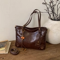 Borsa tote retrò in pelle marrone scuro con dettagli in bronzo e ciondolo in legno decor - Marrone