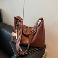 Bolso tote marrón de gran capacidad con colgantes de béisbol vintage para oficina - Marrón Caramelo (Con Colgante)