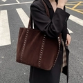 Borsa tote in camoscio marrone con borchie argentate e tracolla lunga per uso quotidiano - Marrone