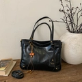 Borsa tote nera lucida con doppi manici, tracolla e nappa vintage in perline di legno - Nero