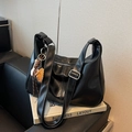 Bolso tote de cuero negro mate con costuras blancas en contraste y correa ancha ajustable - Negro (Con Colgante)