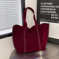 Grande borsa tote in pelle scamosciata bordeaux con borchie argentate e stile retrò - Borgogna