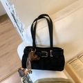 Bolso de hombro retro de ante negro con hebilla dorada y colgante de corazón café - Negro con colgante