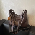 Bolso tote de piel sintética marrón oscuro con costuras blancas y colgante de fresa - Color Barro (Con Colgante)