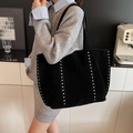 Grande borsa tote in pelle scamosciata nera con borchie argento e tracolla - Nero