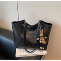 Detalle del bolso tote negro grande con letras doradas y colgante de conejo - Con Colgante / Negro