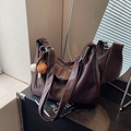 Bolso tote retro de cuero marrón oscuro con colgante de béisbol para uso diario - Color Café (Con Colgante)