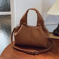 Elegante borsa a secchiello in pelle marrone con manico e tracolla regolabile - Marrone