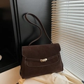 Detailansicht der dunkelbraunen Lederhandtasche mit goldenem Drehverschluss und Textur - Braun