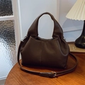Sac seau en cuir marron foncé avec motif litchi, garnitures argentées et bandoulière - Marron