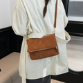 Borsa a tracolla marrone minimalista opaca con tracolla regolabile e cerniera dorata - Marrone