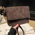 Borsa a tracolla in pelle scamosciata marrone scuro con cerniere dorate tenuta a mano - Marrone