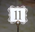 Elegante segnatavolo nuziale numero 11 intagliato al laser con supporto in metallo - Bianco Numeri 11-20
