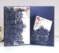 Invito matrimonio blu marino intagliato al laser con carte floreali e decoro rosa bianca - Blu scuro