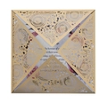 Donkerblauwe lasergesneden huwelijksuitnodiging met gouden glitterhoes en bloemendesign - Beige Goud