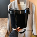 Secchiello chic in finta pelle scamosciata nera con tracolla regolabile e fibbia in argento - Nero