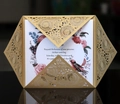 Λεπτομέρεια χρυσού προσκλητηρίου γάμου laser-cut με μοτίβο mandala και λουλουδάτη κάρτα - Μπεζ Χρυσό