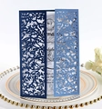Invito di nozze blu scuro con intaglio laser e motivo di foglie su elegante piatto bianco - Blu Profondo